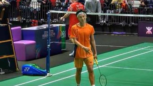 眼神比唇先落吻.