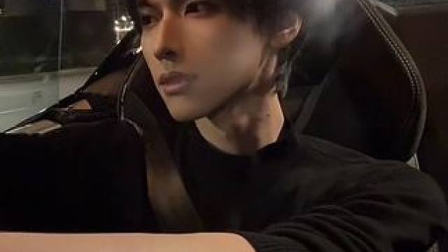 黑色高领男人的必备