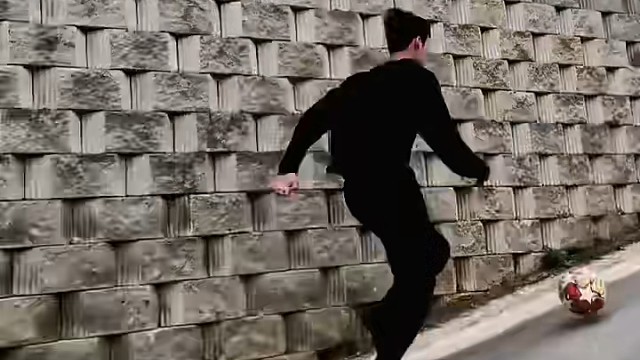 广东小伙利用上下坡路训练盘带和体能#足球#