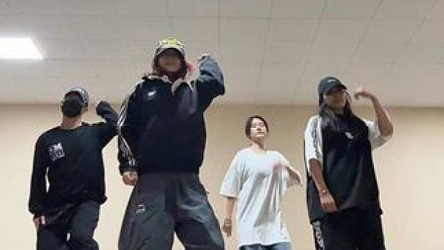 无奖竟猜 ：我们其中有一个跳jazz的 是谁？