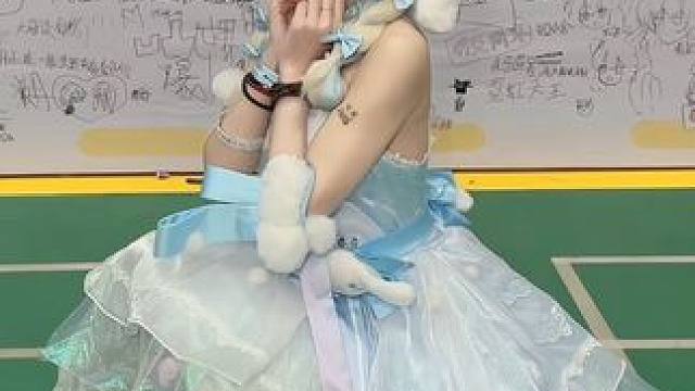 今天有在菏泽漫展看到瑶妹么？ 鞋子带错了 应该带蓝色lo鞋子 不好意思