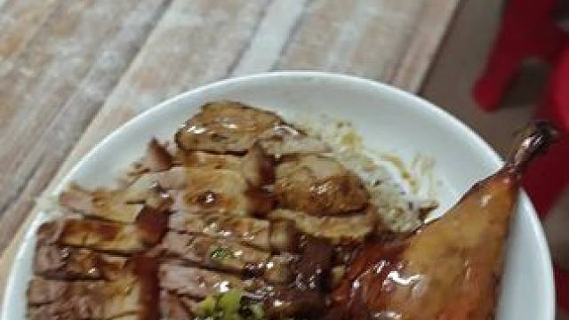 今天来顿豪华猪脚饭！吃饱回去继续上班。