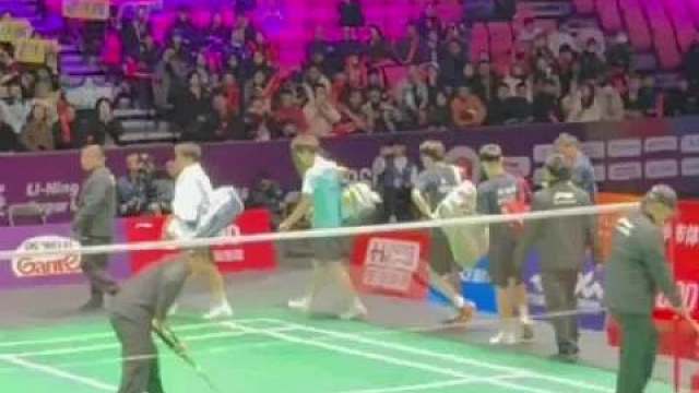 羽超季军赛男双对决燃炸赛场！蒋振邦梁伟铿首局以15-12抢占先机，网前衔接与后场突击尽显实力。王昶陈旭君及时调整战术，凭借细腻放网与顽强防守连扳两局，决胜局12平后连得3分锁定胜局，用逆转诠释羽球热血与韧性。 ​​​