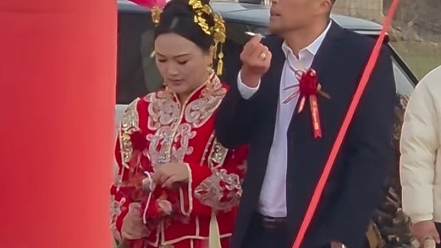 手里拿着烟有安全感[捂脸]