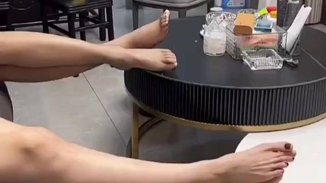 你这是得多想亲脚啊