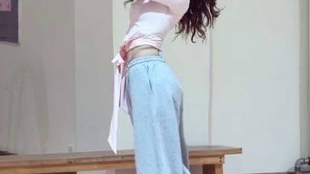 头发像瀑布一样涌出。好有氛围感的舞蹈！