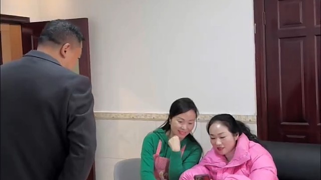 穿红衣的是谁？这男人怎么？