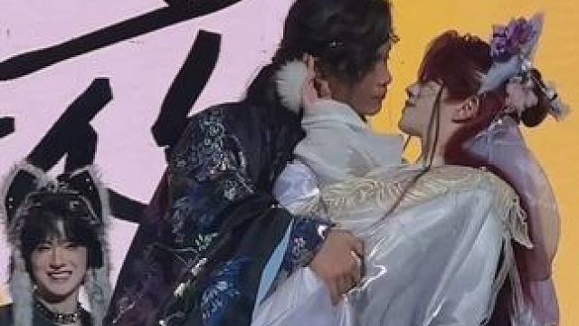 黑皮小狗怎么那么宠这只小狐狸