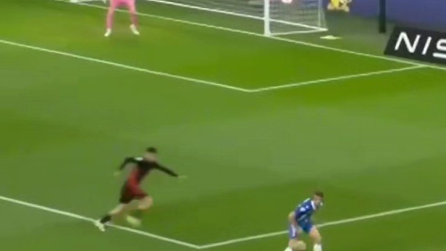 足球场上的热血瞬间，每一脚是梦想的力量。