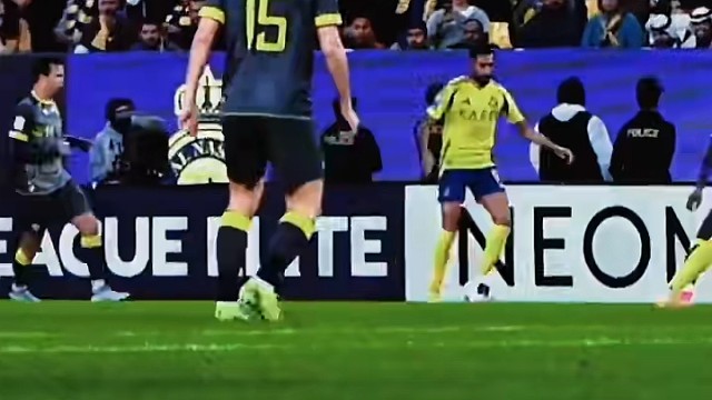 足球发射器来了，二话不说就是冲