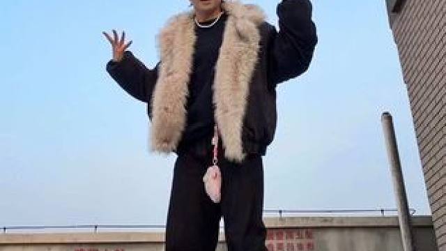 怎么给偶像挂身上了还