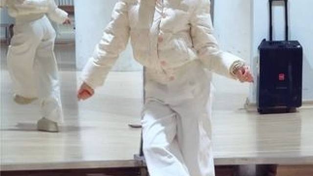 萌届一把刀 谁碰谁受伤- ੭