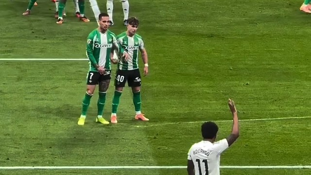 罗德里戈任意球助攻贡萨洛头球破门现场女球迷直接疯狂