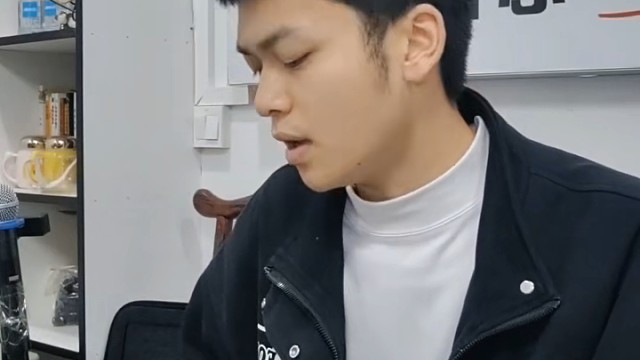 我发现万能和弦可以串烧，哈哈，初学者，不喜勿评