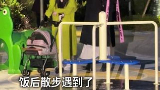 新搬来的邻居夫妇，带了个宝宝