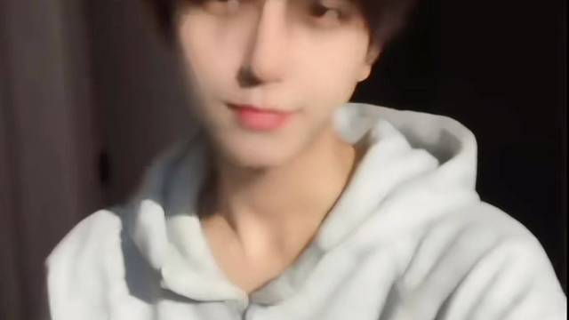 生活再难，咱也得笑着过。毕竟，咱心里的光，谁也灭不了。