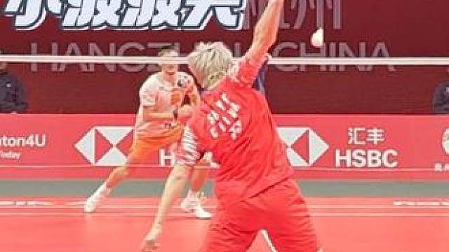 石宇奇这大概是改变胜负局势的一球 石宇奇 vs 小波波夫 世界羽联总决赛 男单决赛 小波波夫这场的状态是真的好 顶住了石头的多拍极限调动 最后也看得出石头的脚伤是真的痛