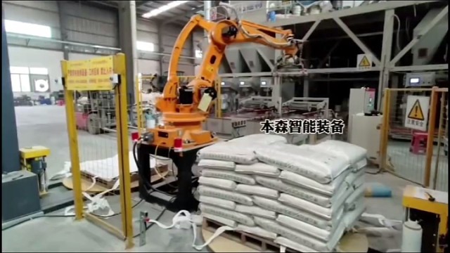 谁说机械臂不温柔？袋装码垛机0.3mm精准抓取，编织袋再软也不滑落，力控算法避免破袋损耗，粉尘