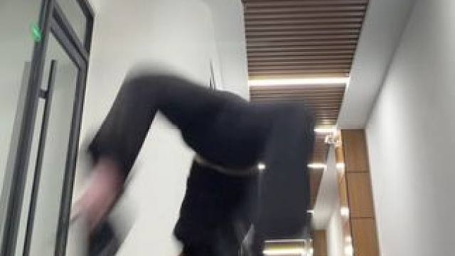 既没有小皮裙 也没有大波浪