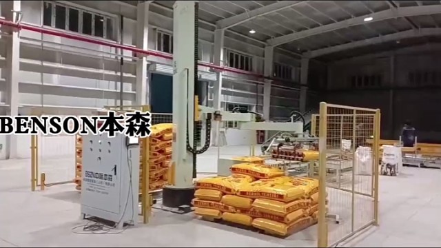  这台立柱码垛机器人简直是“空间魔术师”，占地面积省30%，狭小厂房也能灵活转。每分钟10-12袋5