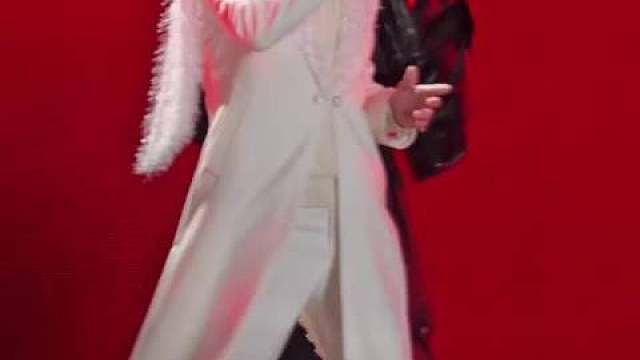 这歌一放，厨房偷吃零食都能演出走私军火的紧张感！感谢这群戏精让我明白：生活不缺戏，只缺一支带感的BGM和一群陪你疯的伙计 ​​​