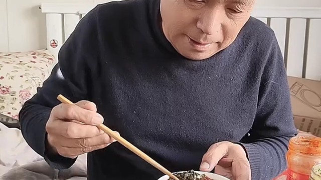 三碗搅团九口完，三口酸菜三口汤