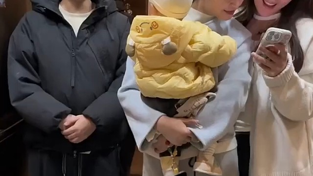 他只是逗一下小孩，并没干坏事[捂脸]