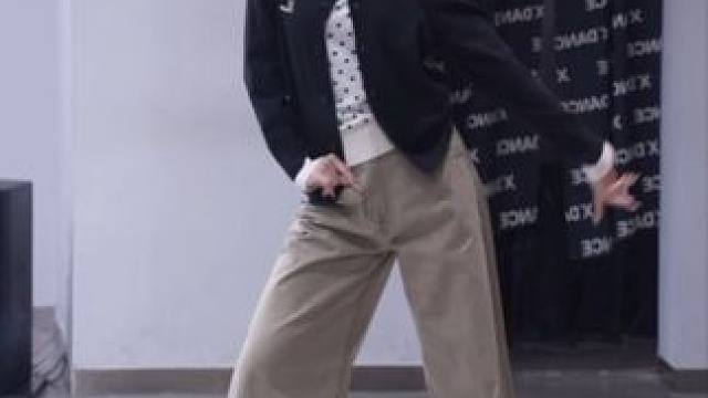 用宏大的世界稀释痛苦 用微小的细节感知幸福 脆脆鲨编舞