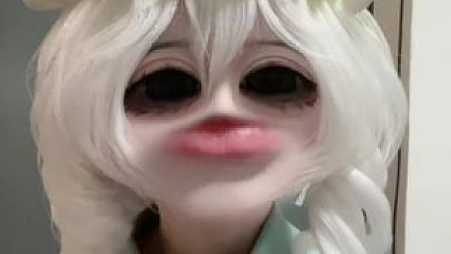 干嘛 没见过人打喷嚏吗