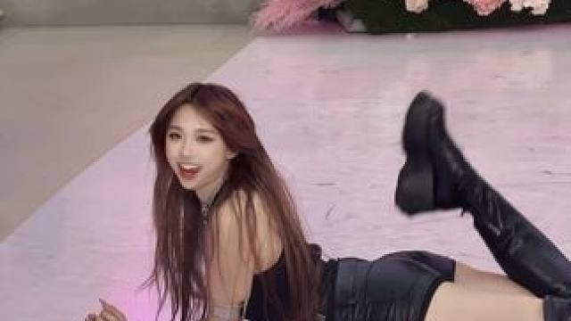 《在劈腿前男友的婚礼上又唱又跳》