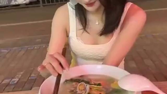 赤裸裸的勾引，还吃什么面啊