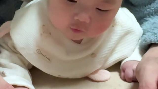 阅读的习惯要从娃娃抓起，书中自有黄金屋书中自有颜如玉#人类幼崽 #最爱看的一本书#小棉袄#阅读