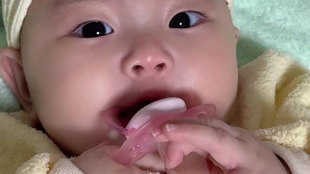 一边讲婴语一边蹦皮皮 哈哈哈#人类幼崽 #我家可爱的女儿