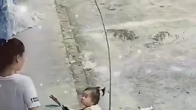 小孩有这样的妈妈也是命苦啊