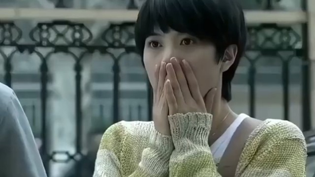 老爸回家带了个女孩，竟和女儿长得一模一样。