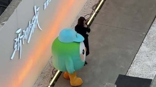 太有气场了这个赵今麦，谁敢信她才23岁呀！真的像是女强人聂曦光！短发配大衣，又美又飒！cr：logo