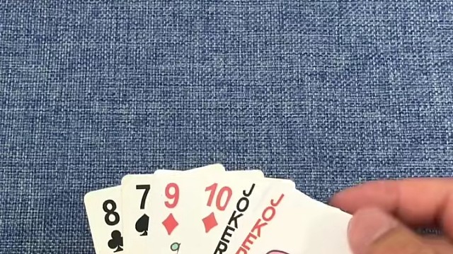 你比他多了一张牌才对，现在多出来两张了