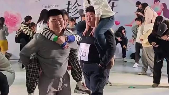 商场举行情人节抱抱大赛，一对夫妻丈夫双手插兜稳稳地扛着妻子，咱就是想知道，是不是他们俩胜出了