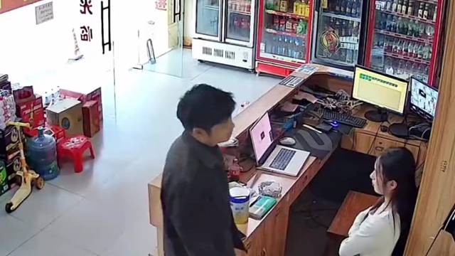 盘点 监控下的一幕 夫妻吵架 
无意间给了彼此一个台阶