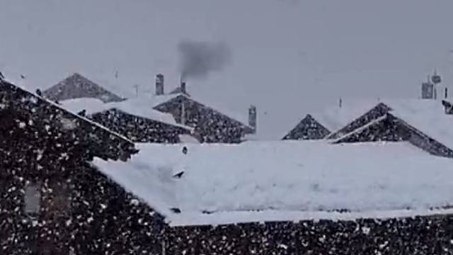 天地封存于大寒，万物静蓄生机。冰河枕下听潮信，雪径尽头是春息。