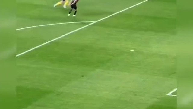 罗哥精准脚后跟回做，与菲利克斯打出精妙二过一配合