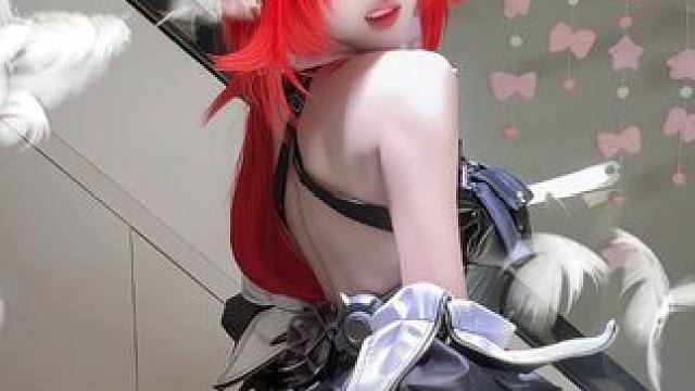 一直盯着干员的后背就会得到…