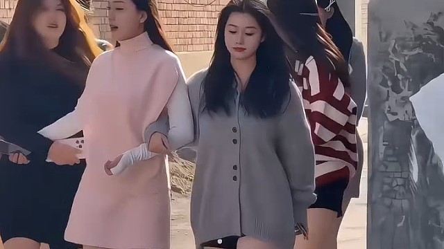 这个村厉害了，这么多美女