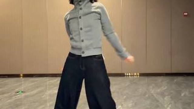 好帅滴舞！（好久没戴过鸭舌帽咯