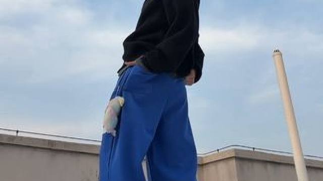 只有一个屁兜插也毫不怀疑