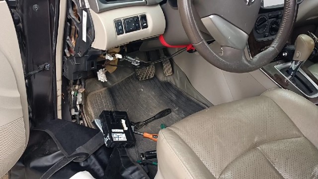 日产轩逸远光灯爆闪或不亮维修