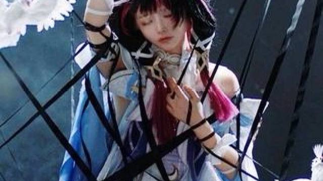 我亲爱的小鸽子啊。 缘分是细细的线。 我亲爱的小鸽子啊， 顺着它飞吧—— 你不会迷失。 每缕风都认得