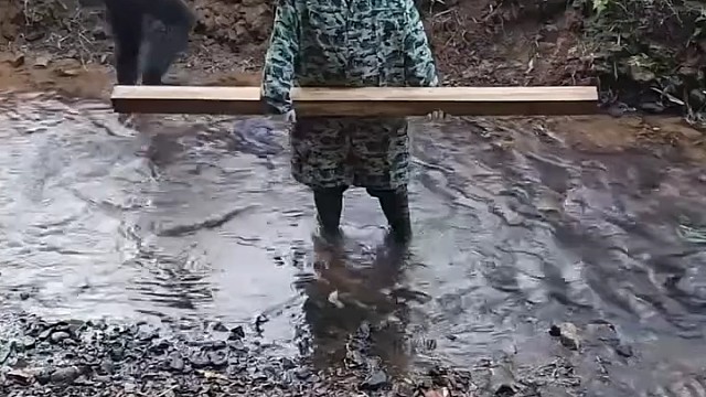 越载重越不会塌下，只要材料足够结实