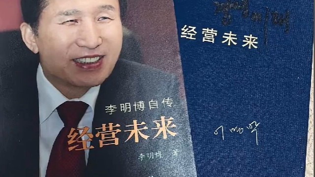 草帽遮不住少年的自卑，也盖不住少年的野心