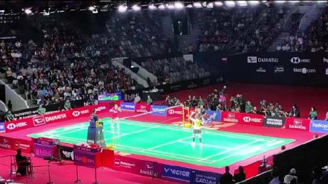 雅加达赛场再传捷报！陈雨菲2-0力克碧查梦，首局鏖战23-21险胜，次局稳扎稳打锁定胜局，拿下赛季首